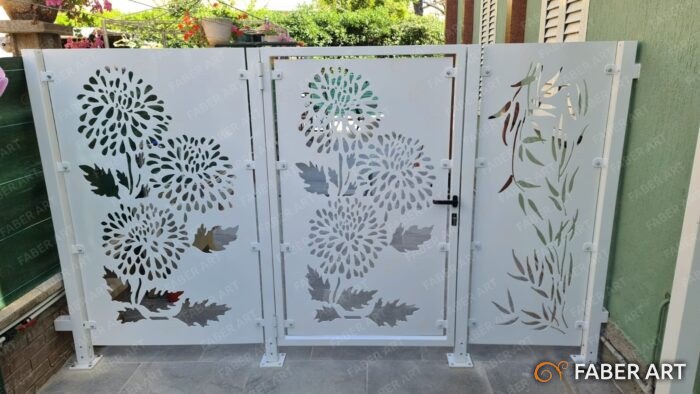 Cancello pedonale e pannelli divisori in metallo bianco sagomato con motivi floreali