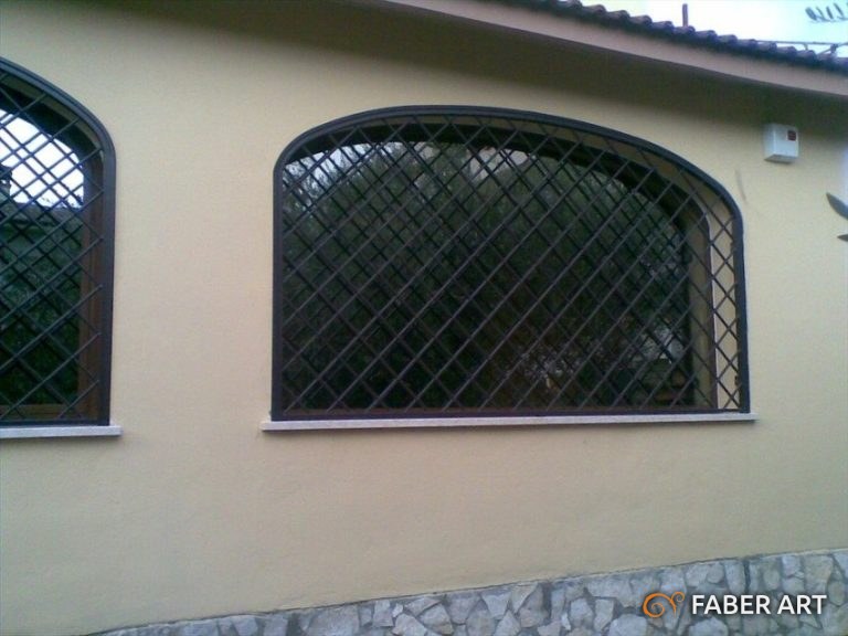 Grata di sicurezza in ferro battuto ad arco installata su una finestra d esterna