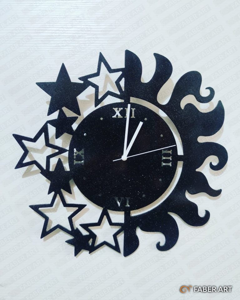 Orologio da parete in metallo nero sagomato a forma di sole e stelle
