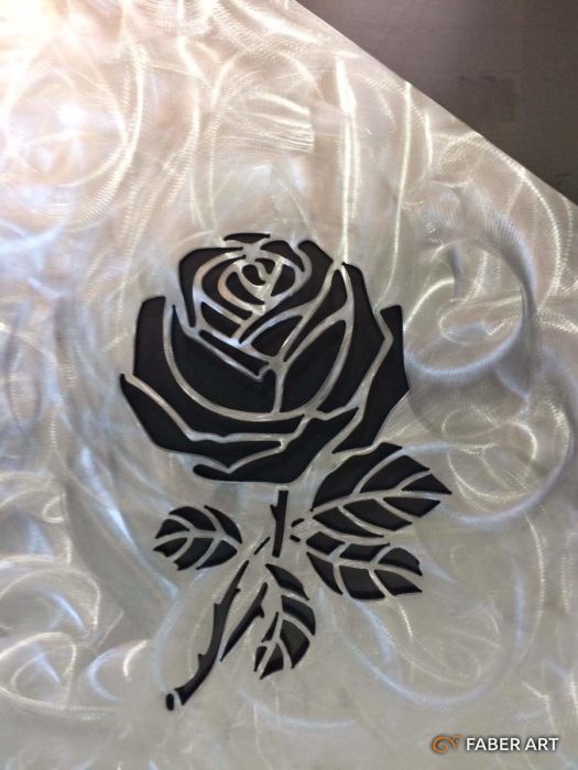 Pannello metallico spazzolato con intaglio a forma di rosa sagomata al plasma