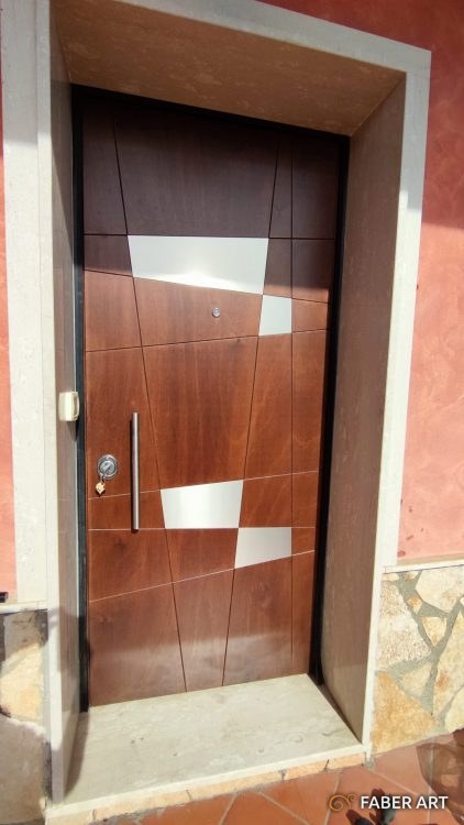 Portoncino blindato d ingresso in legno scuro con inserti geometrici metallici satinati e maniglione moderno