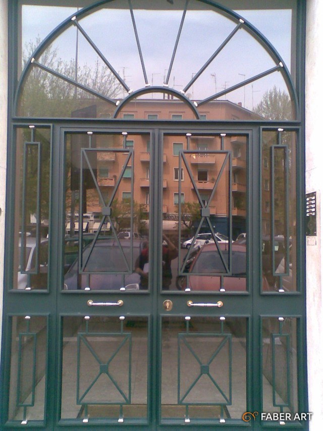 Portone d'ingresso in ferro a due ante per palazzo — Faber Art, Monterotondo (Roma)