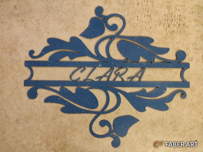Targa in ferro blu verniciato e tagliata al plasma con scritte e decori floreali.
