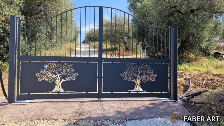 Cancello carrabile a due ante in ferro nero con lamiere intagliate a forma di ulivo.