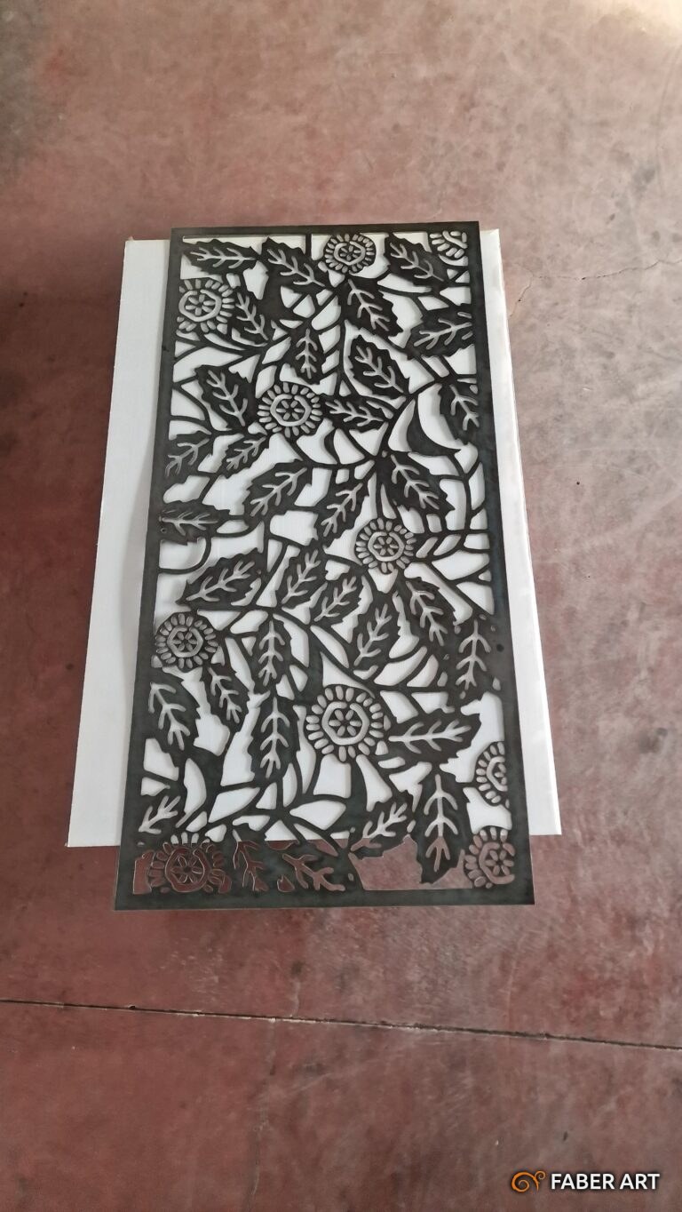 Pannello rettangolare in ferro intagliato con motivo floreale di foglie e fiori.